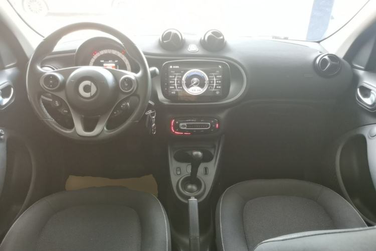Used smart forfour 2018 1.0L 52kW Passion Edition Center Console