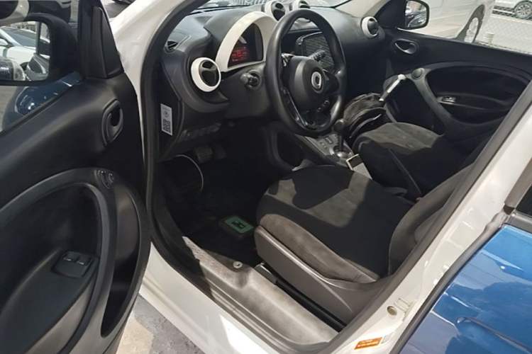 Used smart forfour 2018 1.0L 52 kW Dynamic Edition Driver Seat