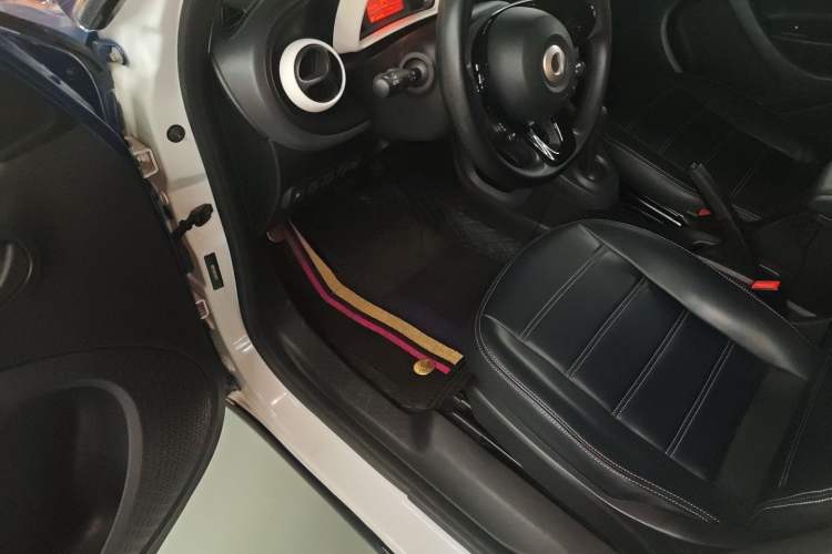 Used smart forfour 2018 1.0L 52 kW Dynamic Edition Driver Seat