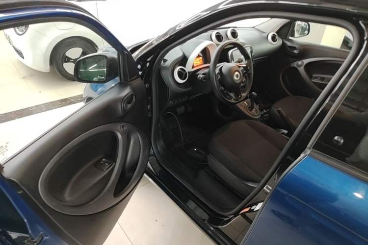 Used smart forfour 2018 1.0L 52 kW Dynamic Edition Driver Seat
