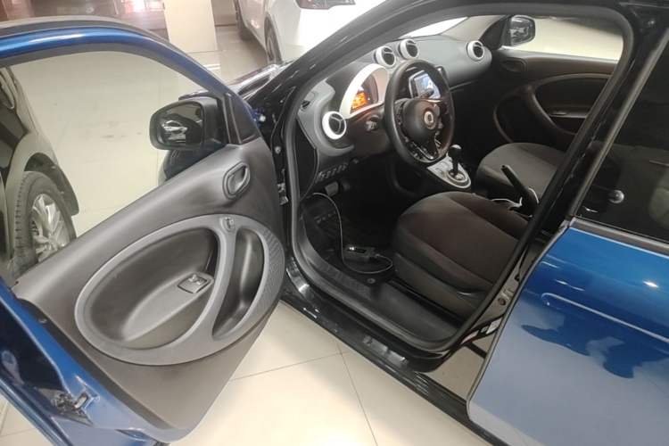 Used smart forfour 2018 1.0L 52 kW Dynamic Edition Driver Seat