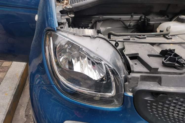 Used smart forfour 2018 1.0L 52 kW Dynamic Edition Engine Bay Right