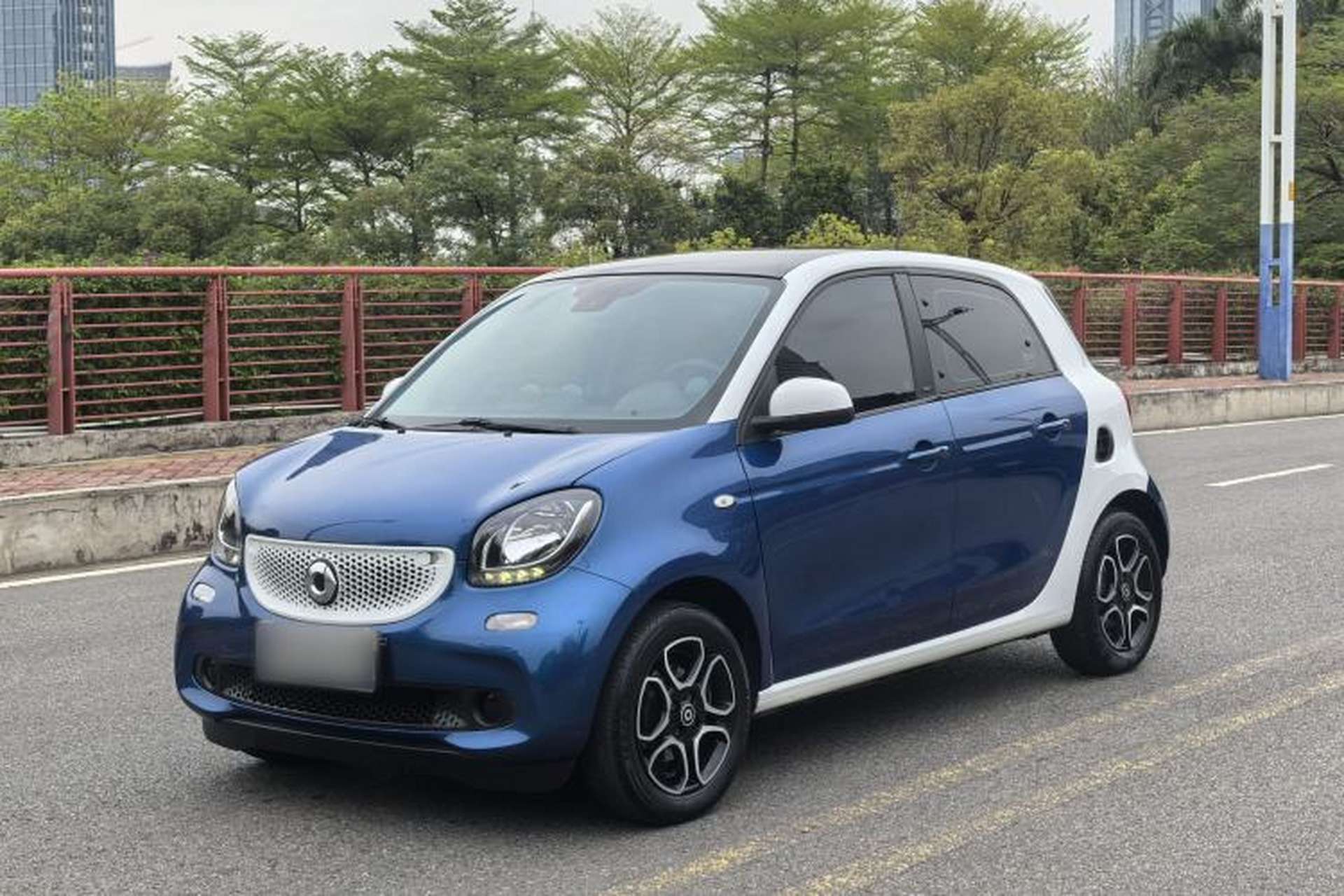 Used smart forfour 2018 0.9T 66 kW Pioneer Edition Exterior 1