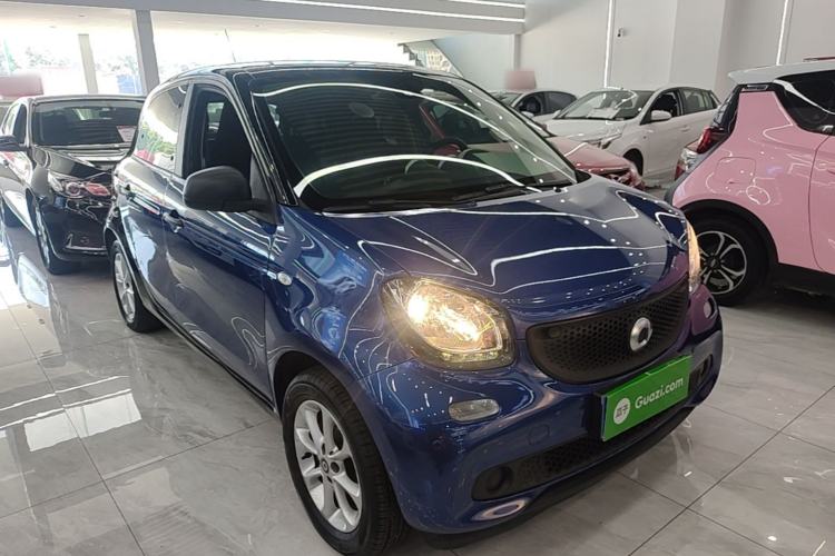 Used smart forfour 2018 1.0L 52 kW Dynamic Edition Front Right 45 Deg