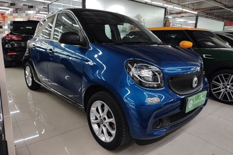 Used smart forfour 2018 1.0L 52 kW Dynamic Edition Front Right 45 Deg