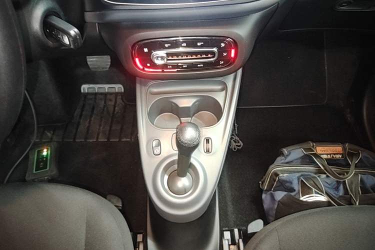Used smart forfour 2018 1.0L 52 kW Dynamic Edition Gear Lever