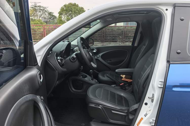 Used smart forfour 2018 0.9T 66 kW Pioneer Edition Interior 1