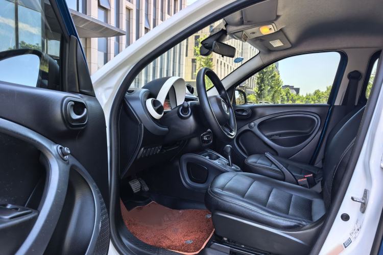 Used smart forfour 2018 1.0L 52 kW Dynamic Edition Interior 1