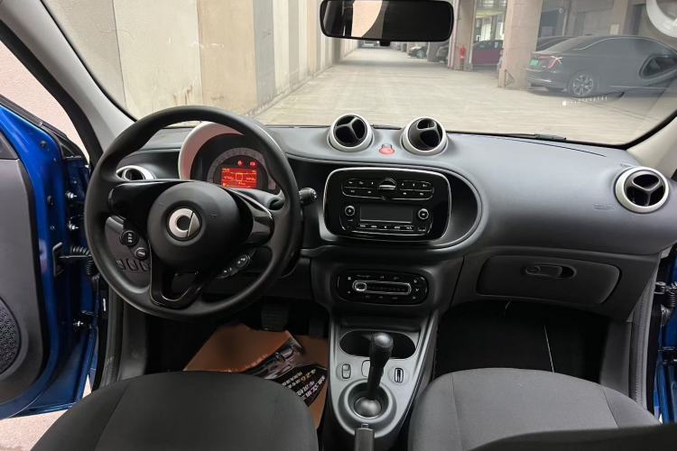 Used smart forfour 2018 1.0L 52 kW Dynamic Edition Interior 1