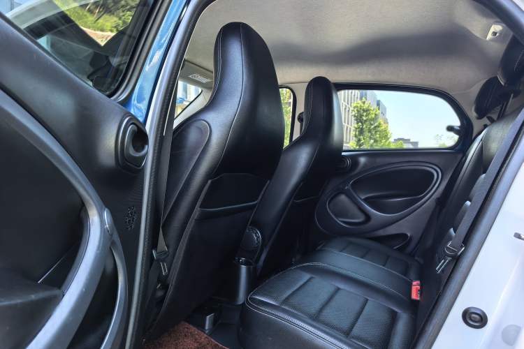 Used smart forfour 2018 1.0L 52 kW Dynamic Edition Interior 2