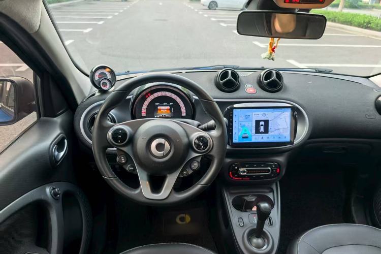 Used smart forfour 2018 0.9T 66 kW Pioneer Edition Interior 2