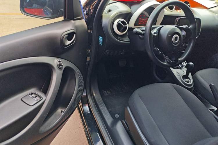 Used smart forfour 2018 1.0L 52 kW Dynamic Edition Interior 2