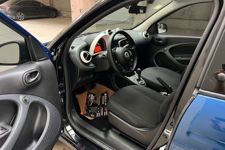 Used smart forfour 2018 1.0L 52 kW Dynamic Edition Interior 2
