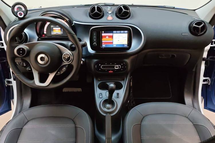 Used smart forfour 2018 0.9T 66 kW Pioneer Edition Interior 2