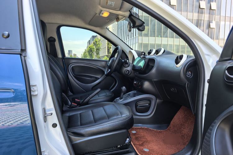 Used smart forfour 2018 1.0L 52 kW Dynamic Edition Interior 3