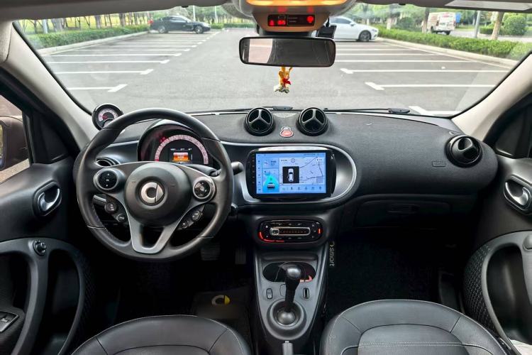 Used smart forfour 2018 0.9T 66 kW Pioneer Edition Interior 3