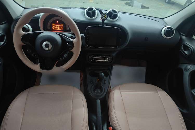 Used smart forfour 2018 1.0L 52 kW Dynamic Edition Interior 3