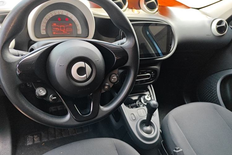 Used smart forfour 2018 1.0L 52 kW Dynamic Edition Interior 3