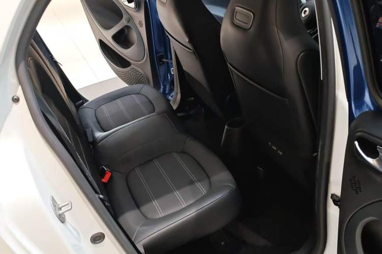 Used smart forfour 2018 0.9T 66 kW Pioneer Edition Interior 3