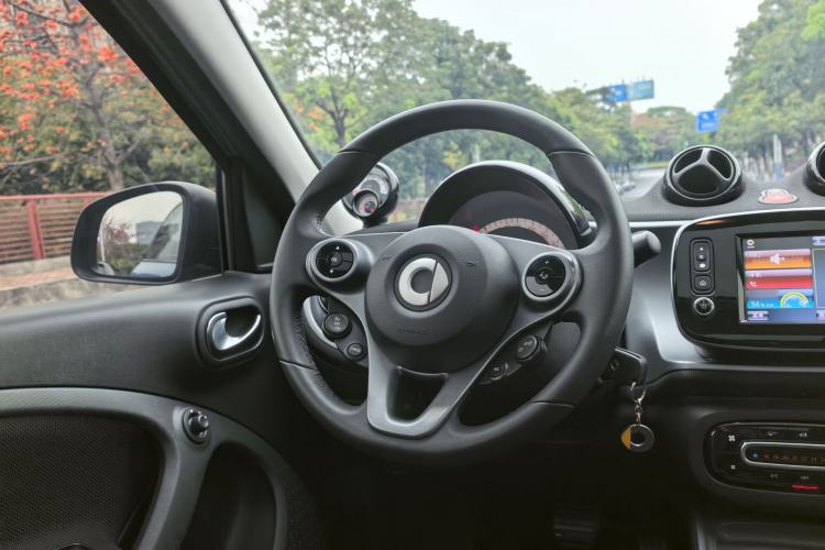 Used smart forfour 2018 0.9T 66 kW Pioneer Edition Interior 4