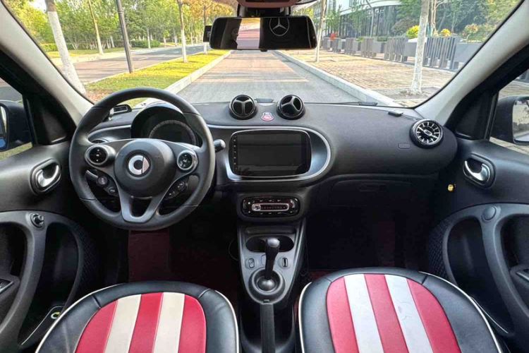 Used smart forfour 2018 1.0L 52kW Passion Edition Interior 4