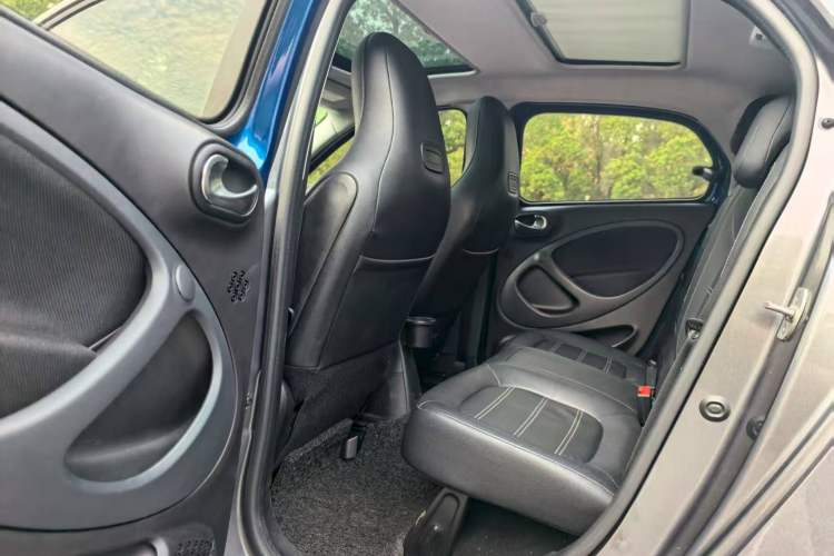 Used smart forfour 2018 0.9T 66 kW Pioneer Edition Interior 4