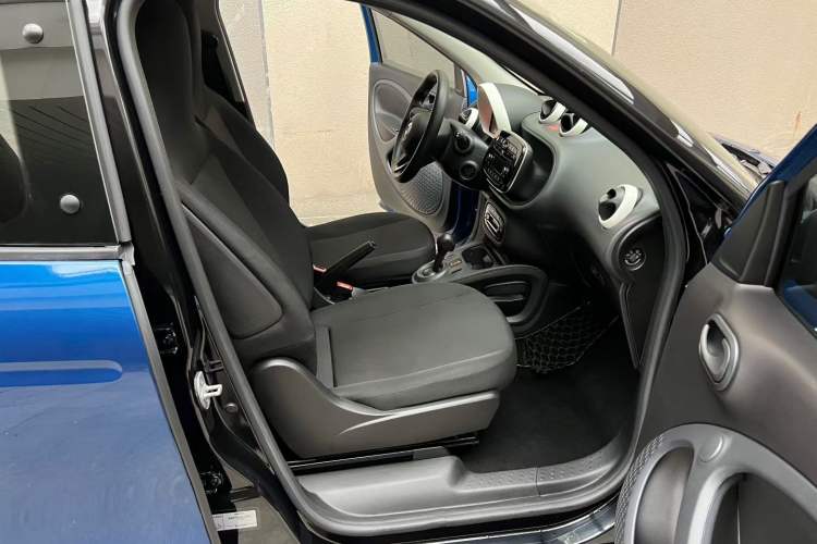 Used smart forfour 2018 1.0L 52 kW Dynamic Edition Interior 4