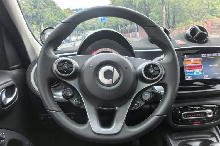 Used smart forfour 2018 0.9T 66 kW Pioneer Edition Interior 6