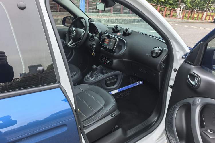 Used smart forfour 2018 0.9T 66 kW Pioneer Edition Interior 7