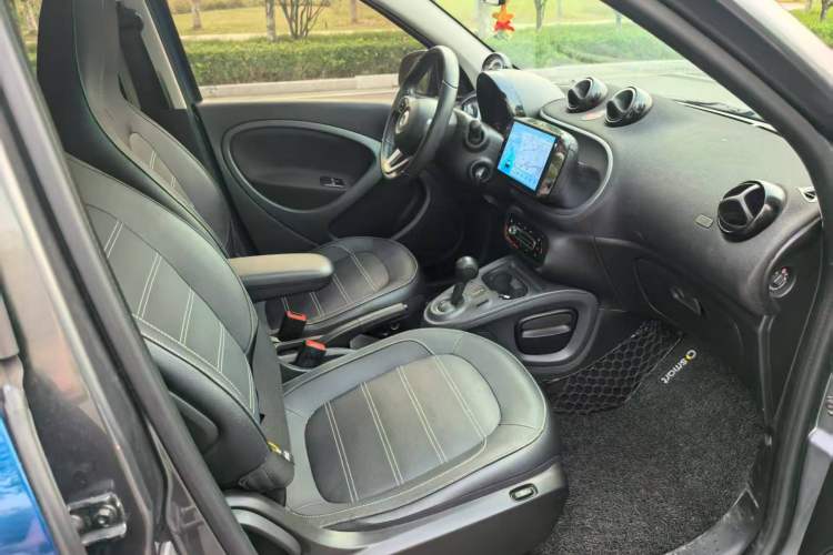 Used smart forfour 2018 0.9T 66 kW Pioneer Edition Interior 7