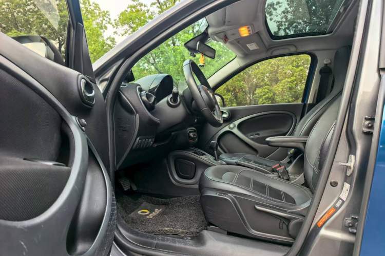 Used smart forfour 2018 0.9T 66 kW Pioneer Edition Interior 8
