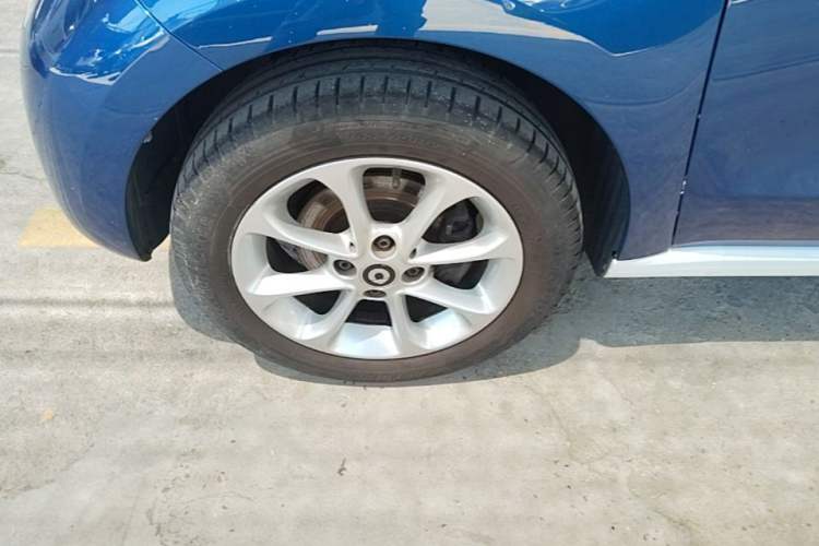 Used smart forfour 2018 1.0L 52 kW Dynamic Edition Left Front Wheel Hub
