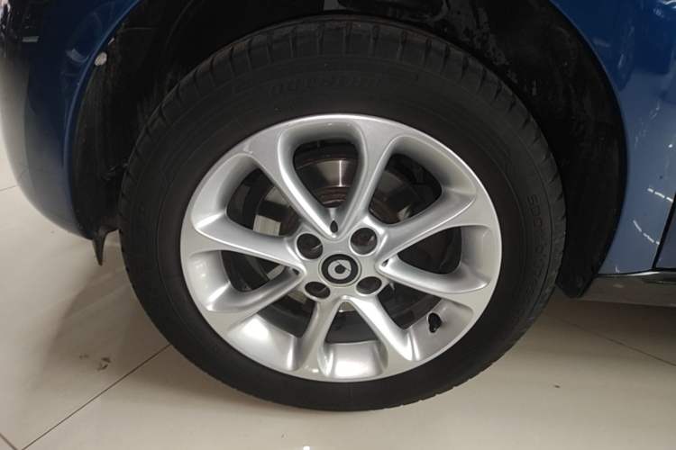 Used smart forfour 2018 1.0L 52 kW Dynamic Edition Left Front Wheel Hub