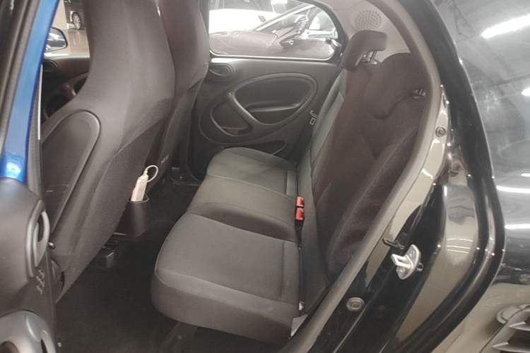 Used smart forfour 2018 1.0L 52 kW Dynamic Edition Left Rear Seat