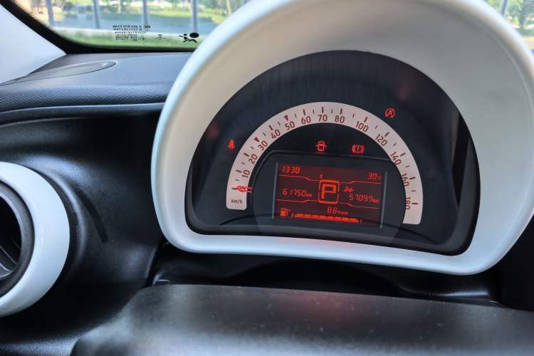 Used smart forfour 2018 1.0L 52 kW Dynamic Edition Odometer Close Up