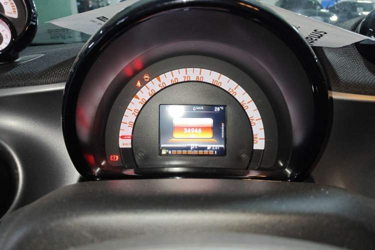 Used smart forfour 2018 0.9T 66 kW Pioneer Edition Odometer Close Up