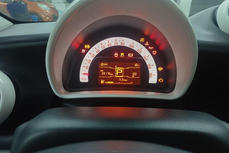 Used smart forfour 2018 1.0L 52 kW Dynamic Edition Odometer Close Up
