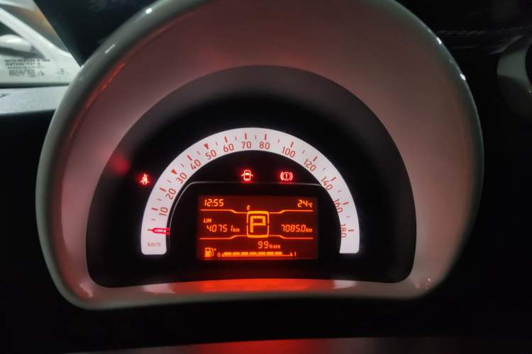 Used smart forfour 2018 1.0L 52 kW Dynamic Edition Odometer Close Up