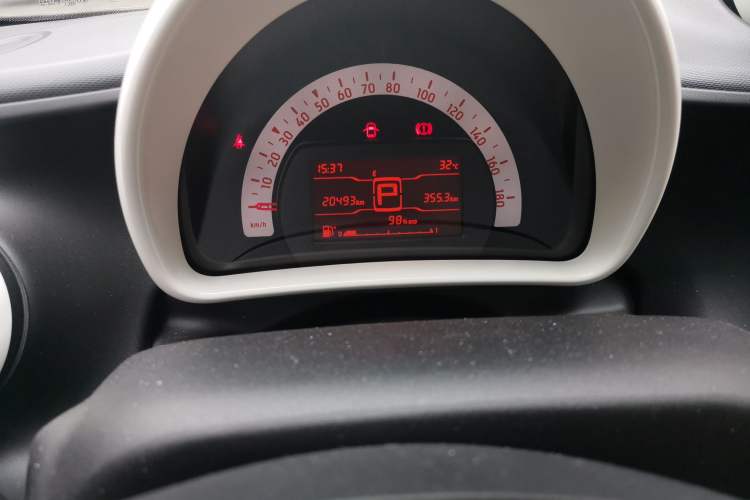 Used smart forfour 2018 1.0L 52 kW Dynamic Edition Odometer Close Up