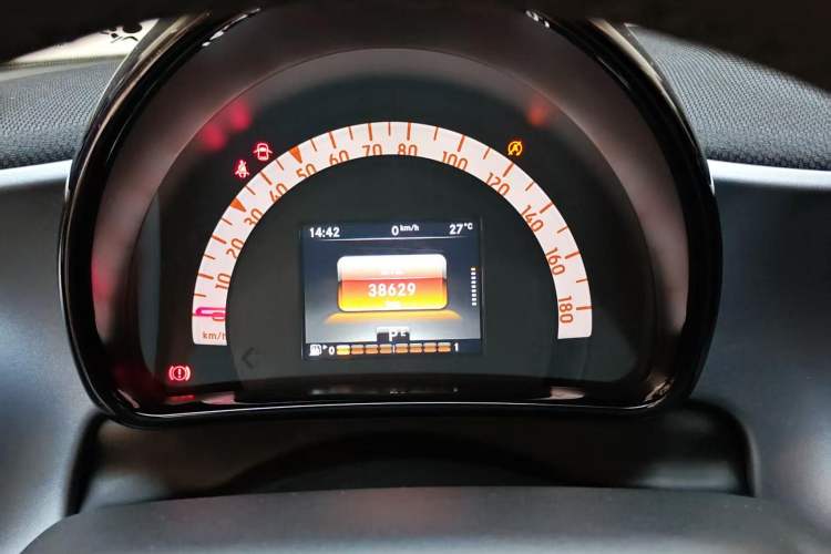Used smart forfour 2018 0.9T 66 kW Pioneer Edition Odometer Close Up