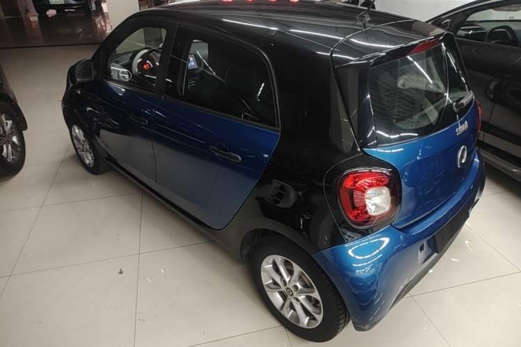 Used smart forfour 2018 1.0L 52 kW Dynamic Edition Rear Left 45 Deg
