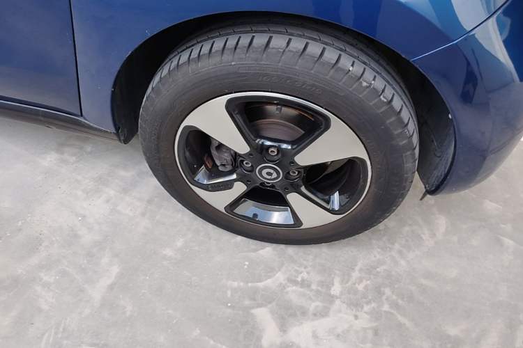 Used smart forfour 2018 0.9T 66 kW Fashion Edition Right Front Wheel Hub