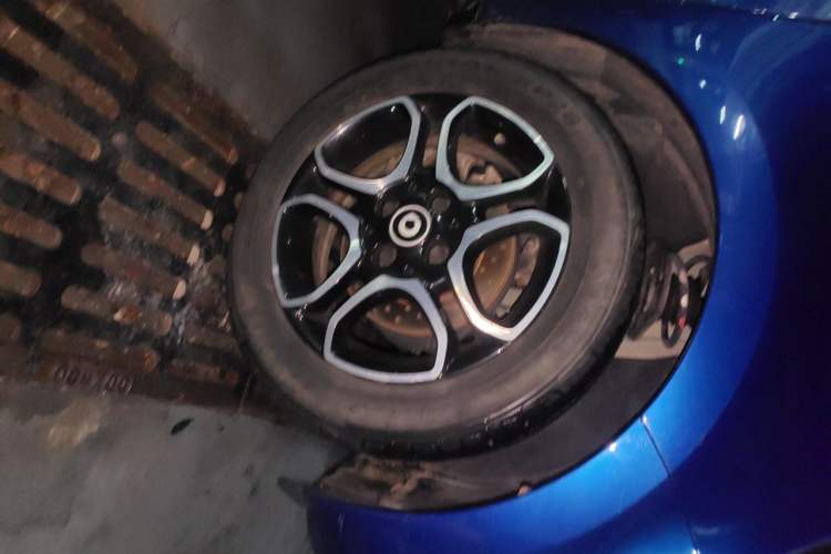 Used smart forfour 2018 1.0L 52kW Passion Edition Right Front Wheel Hub
