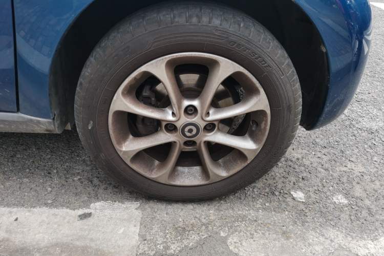 Used smart forfour 2018 1.0L 52 kW Dynamic Edition Right Front Wheel Hub