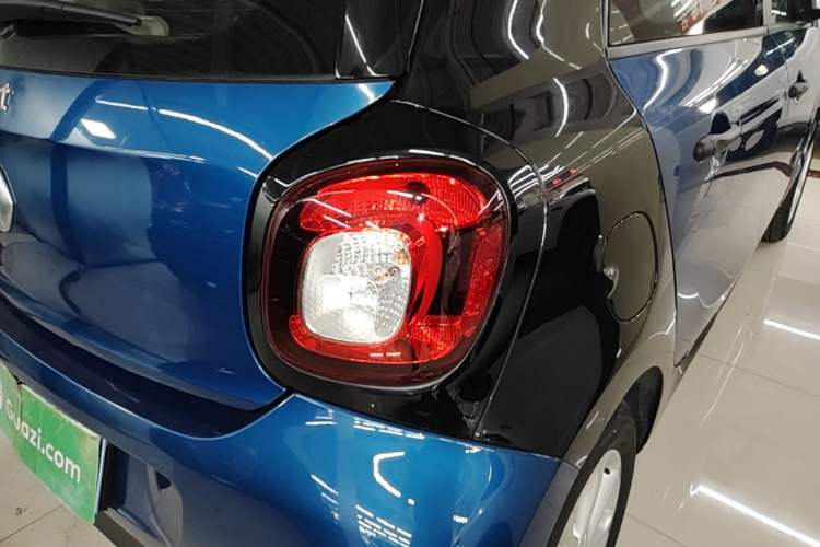 Used smart forfour 2018 1.0L 52 kW Dynamic Edition Right Rear Taillight