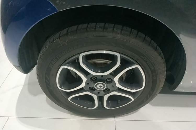 Used smart forfour 2018 1.0L 52kW Passion Edition Right Rear Wheel Hub