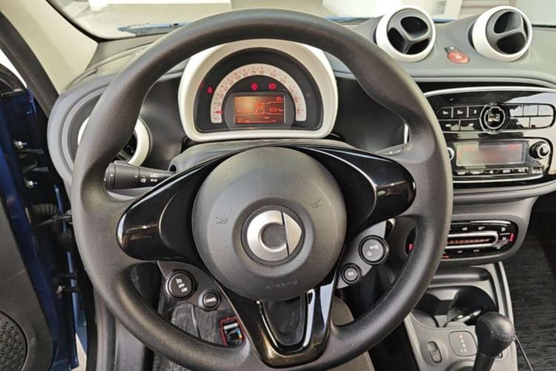 Used smart forfour 2018 1.0L 52 kW Dynamic Edition Steering Wheel