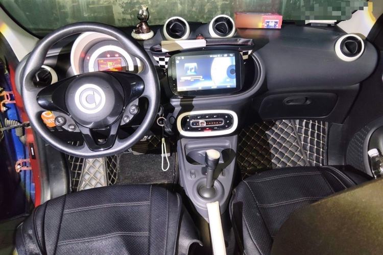 Used smart forfour 2018 1.0L 52 kW Dynamic Edition Center Console
