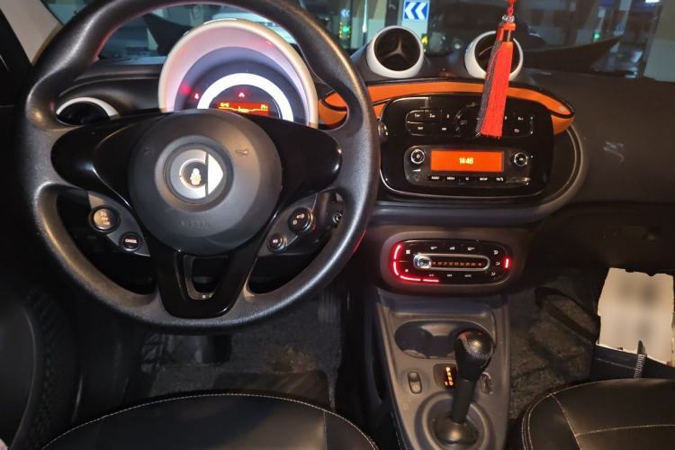 Used smart forfour 2018 1.0L 52 kW Dynamic Edition Center Console