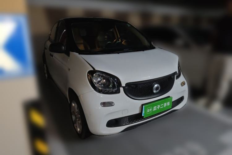 Used smart forfour 2018 1.0L 52 kW Dynamic Edition Front Right 45 Deg